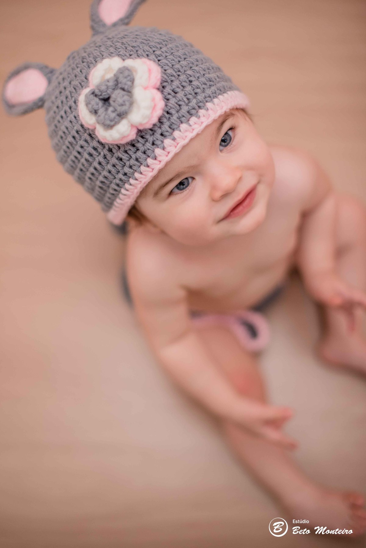 Book fotográfico Infantil - Book de fotos - Book de Criança - Book de Bebê - Book Menina - Book Menino - Estúdio Beto Monteiro - Curitiba - book família - lifestyle - pascoa - coelhinha - isabela - em casa