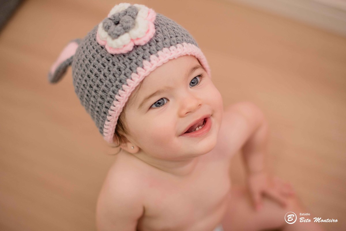 Book fotográfico Infantil - Book de fotos - Book de Criança - Book de Bebê - Book Menina - Book Menino - Estúdio Beto Monteiro - Curitiba - book família - lifestyle - pascoa - coelhinha - isabela - em casa