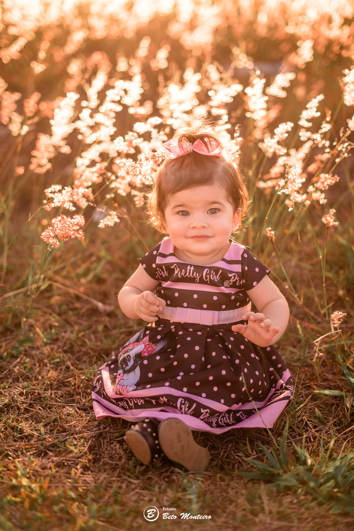 Book fotográfico Infantil - Book de fotos - Book de Criança - Book de Bebê - Book Menina - Book Menino - Estúdio Beto Monteiro - Curitiba - book família - lifestyle - matinho - por do sol - isabela - criança feliz