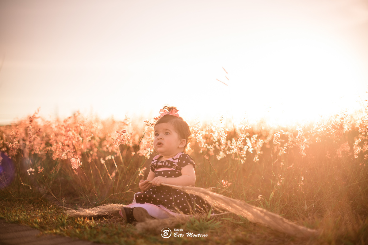 Book fotográfico Infantil - Book de fotos - Book de Criança - Book de Bebê - Book Menina - Book Menino - Estúdio Beto Monteiro - Curitiba - book família - lifestyle - matinho - por do sol - isabela - criança feliz