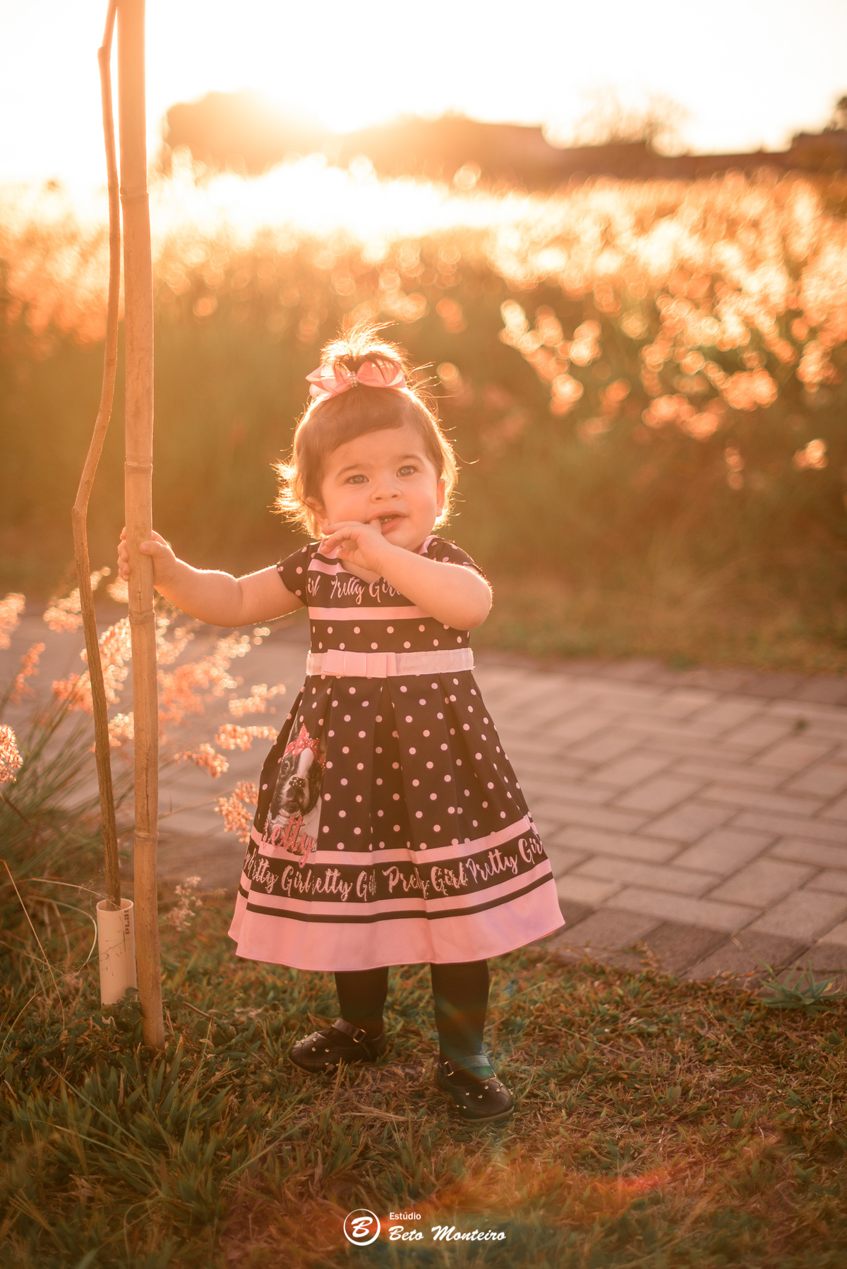 Book fotográfico Infantil - Book de fotos - Book de Criança - Book de Bebê - Book Menina - Book Menino - Estúdio Beto Monteiro - Curitiba - book família - lifestyle - matinho - por do sol - isabela - criança feliz