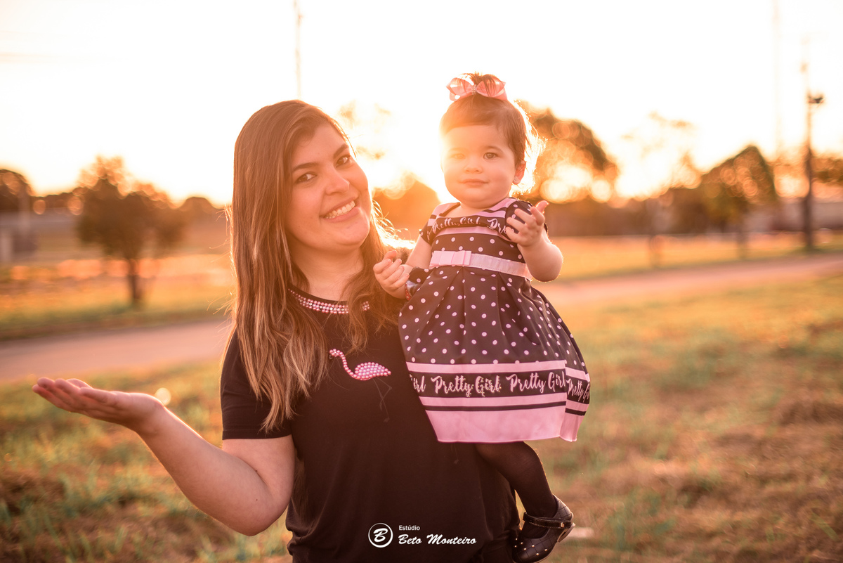 Book fotográfico Infantil - Book de fotos - Book de Criança - Book de Bebê - Book Menina - Book Menino - Estúdio Beto Monteiro - Curitiba - book família - lifestyle - matinho - por do sol - isabela - criança feliz