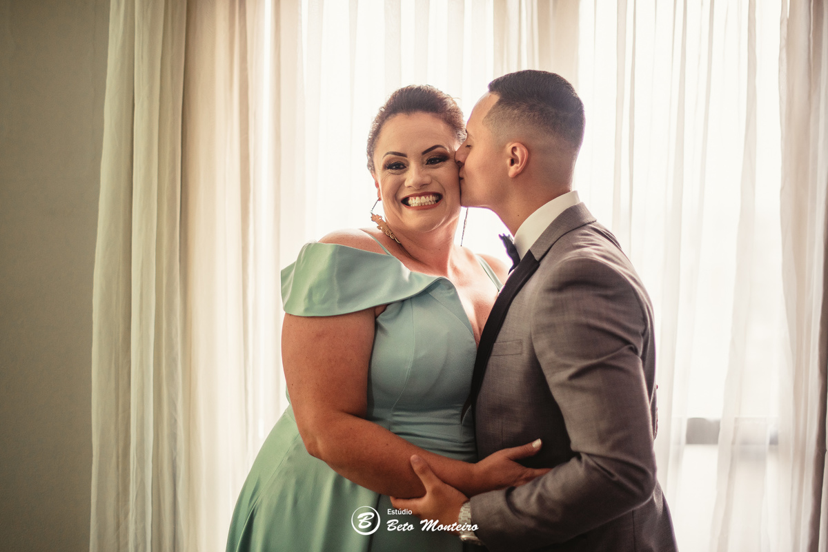 fotografo de casamento - videos de casamento - filmagem - casamento - cinegrafista - filmmaker - wedding - produtora - curitiba - estudio beto monteiro - casal - pre wedding - ana e matheus - le rechaud - first look - noiva se maquiando - 