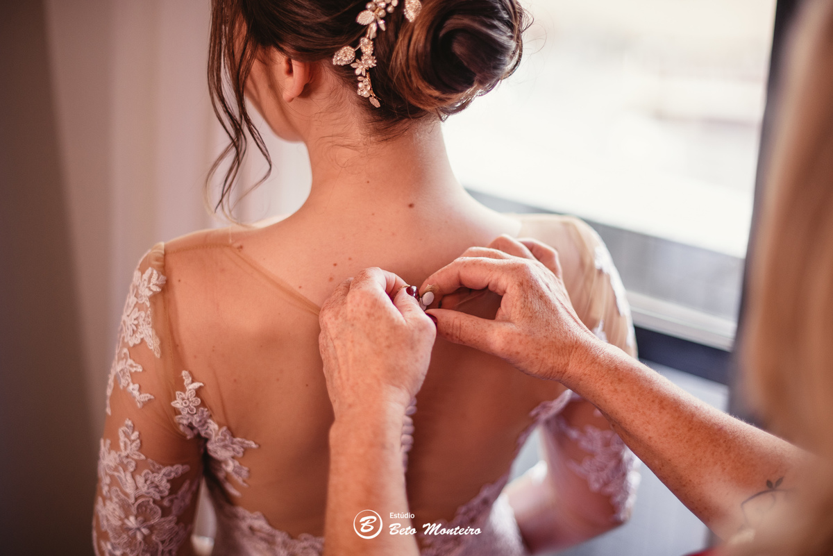 fotografo de casamento - videos de casamento - filmagem - casamento - cinegrafista - filmmaker - wedding - produtora - curitiba - estudio beto monteiro - casal - pre wedding - ana e matheus - le rechaud - first look - noiva se maquiando - 