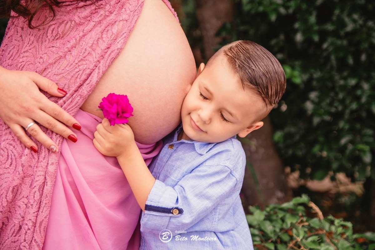 Book Gestante e Familia em Curitiba - Book gestante São José dos Pinhais - Book de gestante lifestyle - Fotos ao ar livre - Grávida - Gestação - Estudio Beto Monteiro - Pesque Pague Recanto das Flores - Suellen - Leandro - Bernardo - Louise