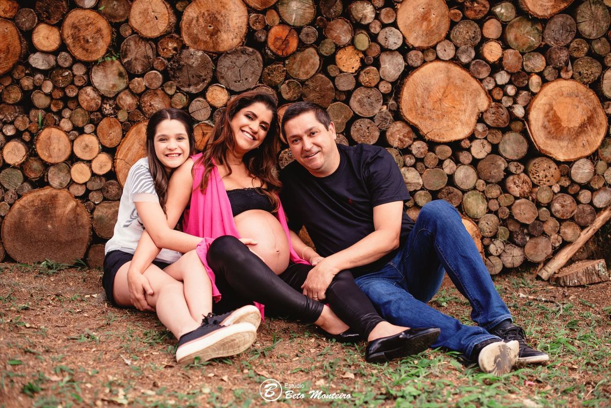 Book Gestante e Familia em Curitiba - Book gestante São José dos Pinhais - Book de gestante lifestyle - Fotos ao ar livre - Grávida - Gestação - Estúdio Beto Monteiro - Chácara Ienkot - Luciana- Isabela - Luiza - André