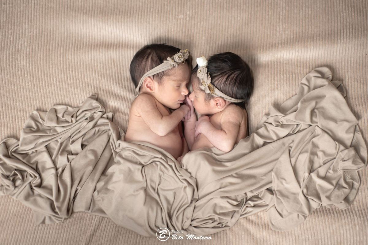 Newborn - newborn gêmeas - newborn menina - new born - Book fotográfico NewBorn - Book de fotos - Book NewBorn - Book de Recem Nascido - Book de Bebê - Estúdio Beto Monteiro - Curitiba