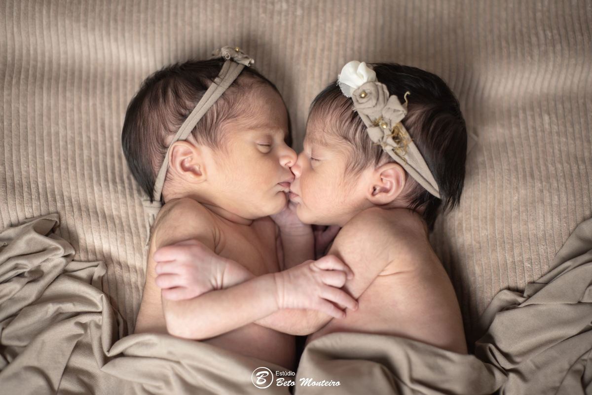 Newborn - newborn gêmeas - newborn menina - new born - Book fotográfico NewBorn - Book de fotos - Book NewBorn - Book de Recem Nascido - Book de Bebê - Estúdio Beto Monteiro - Curitiba