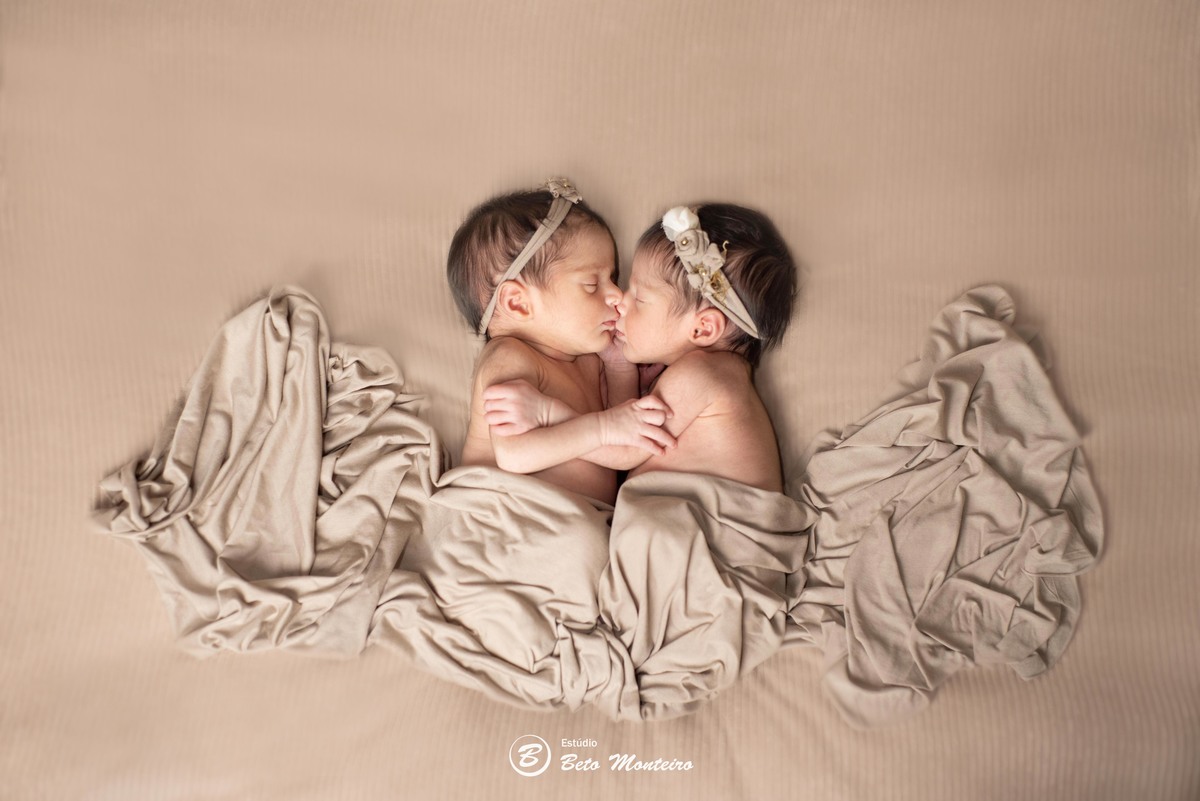 Newborn - newborn gêmeas - newborn menina - new born - Book fotográfico NewBorn - Book de fotos - Book NewBorn - Book de Recem Nascido - Book de Bebê - Estúdio Beto Monteiro - Curitiba