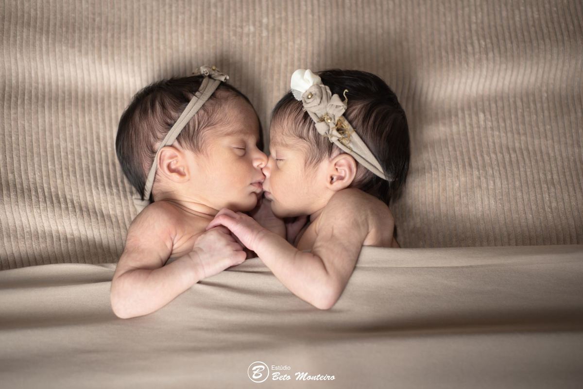 Newborn - newborn gêmeas - newborn menina - new born - Book fotográfico NewBorn - Book de fotos - Book NewBorn - Book de Recem Nascido - Book de Bebê - Estúdio Beto Monteiro - Curitiba