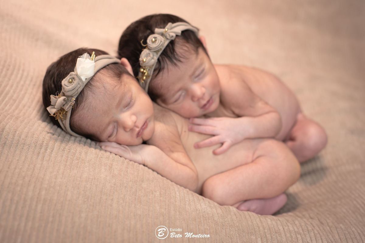 Newborn - newborn gêmeas - newborn menina - new born - Book fotográfico NewBorn - Book de fotos - Book NewBorn - Book de Recem Nascido - Book de Bebê - Estúdio Beto Monteiro - Curitiba