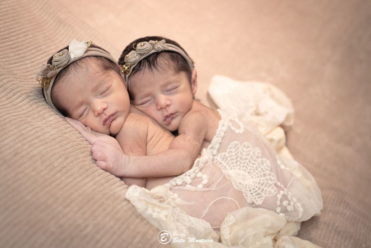 Newborn - newborn gêmeas - newborn menina - new born - Book fotográfico NewBorn - Book de fotos - Book NewBorn - Book de Recem Nascido - Book de Bebê - Estúdio Beto Monteiro - Curitiba