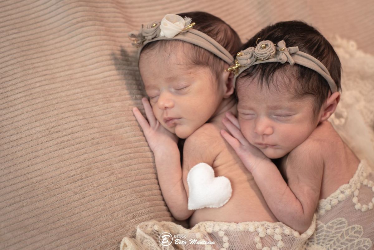 Newborn - newborn gêmeas - newborn menina - new born - Book fotográfico NewBorn - Book de fotos - Book NewBorn - Book de Recem Nascido - Book de Bebê - Estúdio Beto Monteiro - Curitiba