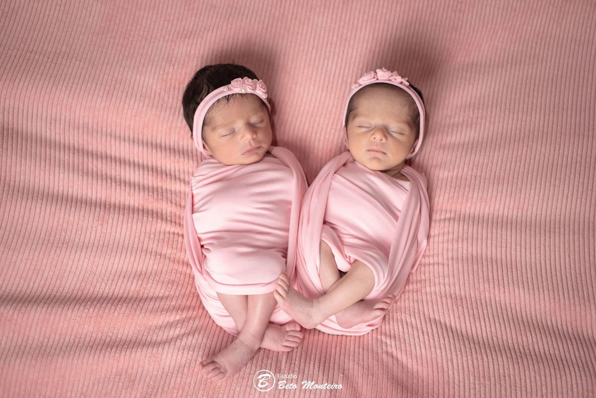 Newborn - newborn gêmeas - newborn menina - new born - Book fotográfico NewBorn - Book de fotos - Book NewBorn - Book de Recem Nascido - Book de Bebê - Estúdio Beto Monteiro - Curitiba