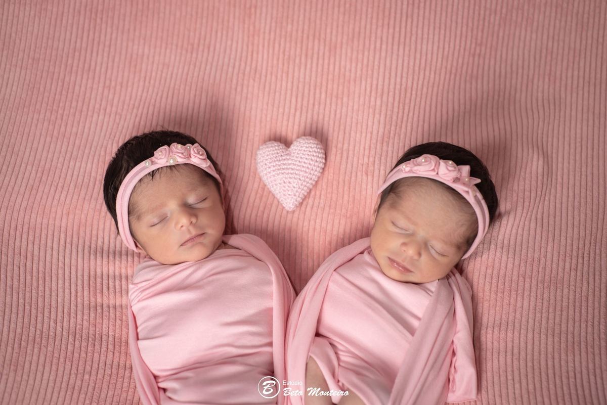Newborn - newborn gêmeas - newborn menina - new born - Book fotográfico NewBorn - Book de fotos - Book NewBorn - Book de Recem Nascido - Book de Bebê - Estúdio Beto Monteiro - Curitiba