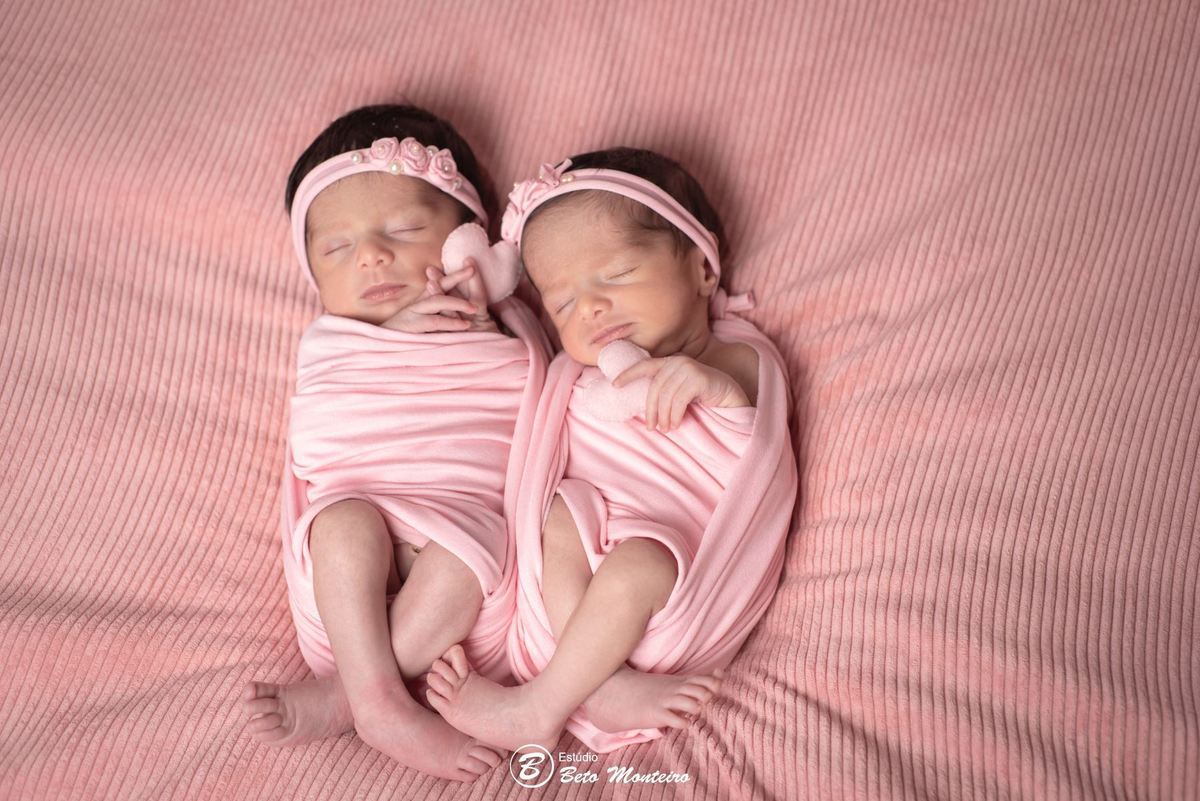 Newborn - newborn gêmeas - newborn menina - new born - Book fotográfico NewBorn - Book de fotos - Book NewBorn - Book de Recem Nascido - Book de Bebê - Estúdio Beto Monteiro - Curitiba