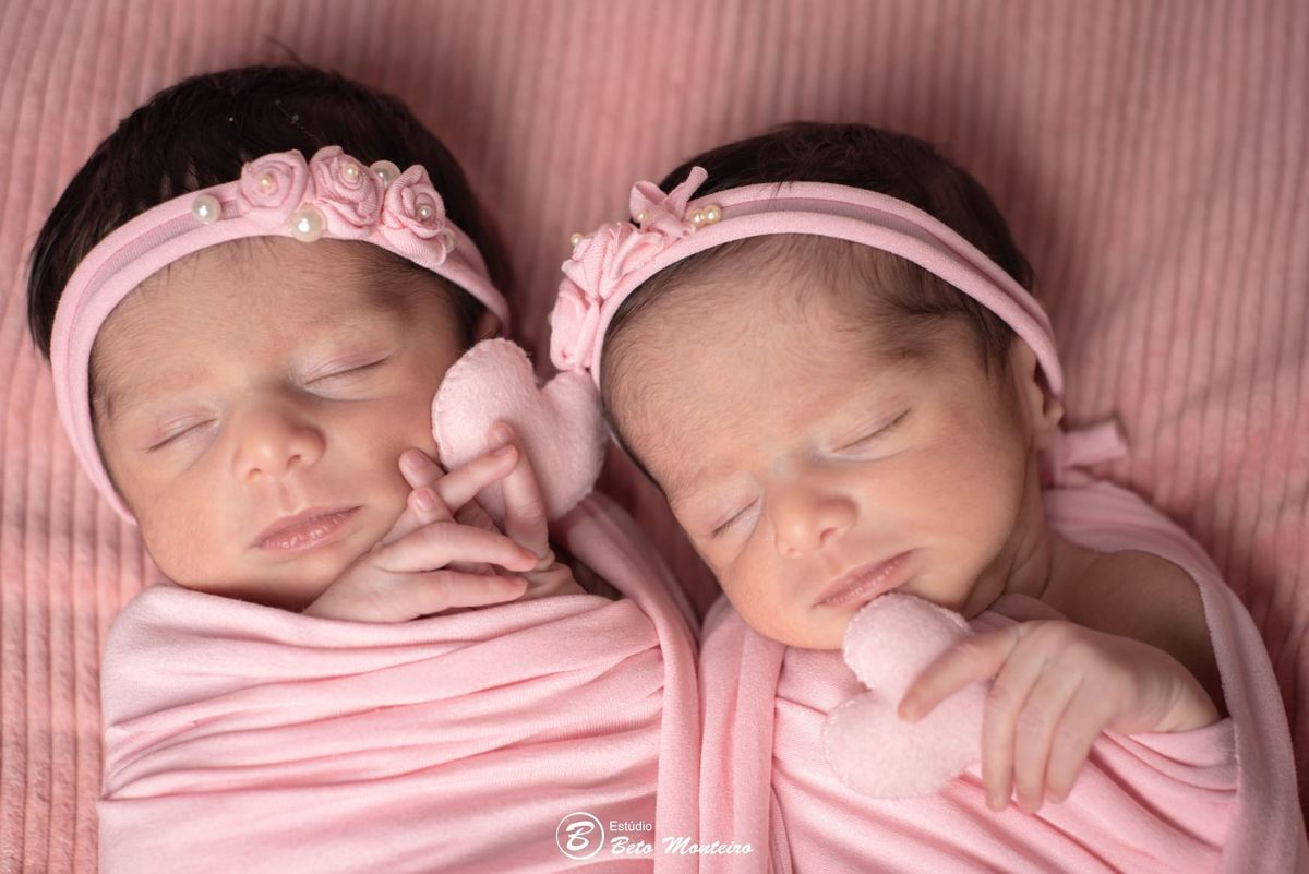 Newborn - newborn gêmeas - newborn menina - new born - Book fotográfico NewBorn - Book de fotos - Book NewBorn - Book de Recem Nascido - Book de Bebê - Estúdio Beto Monteiro - Curitiba