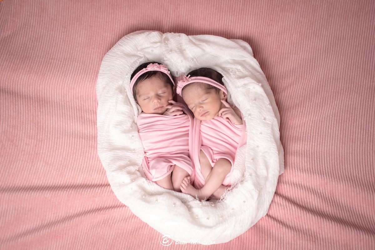 Newborn - newborn gêmeas - newborn menina - new born - Book fotográfico NewBorn - Book de fotos - Book NewBorn - Book de Recem Nascido - Book de Bebê - Estúdio Beto Monteiro - Curitiba