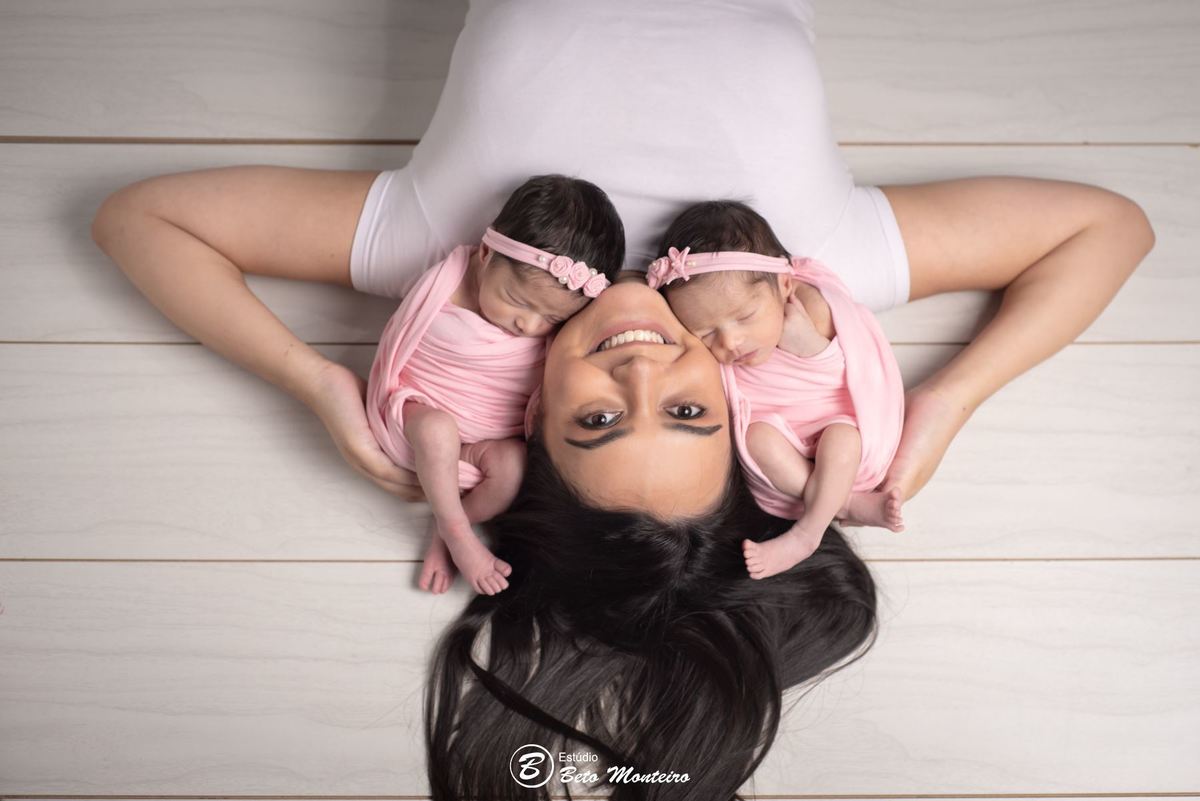 Newborn - newborn gêmeas - newborn menina - new born - Book fotográfico NewBorn - Book de fotos - Book NewBorn - Book de Recem Nascido - Book de Bebê - Estúdio Beto Monteiro - Curitiba