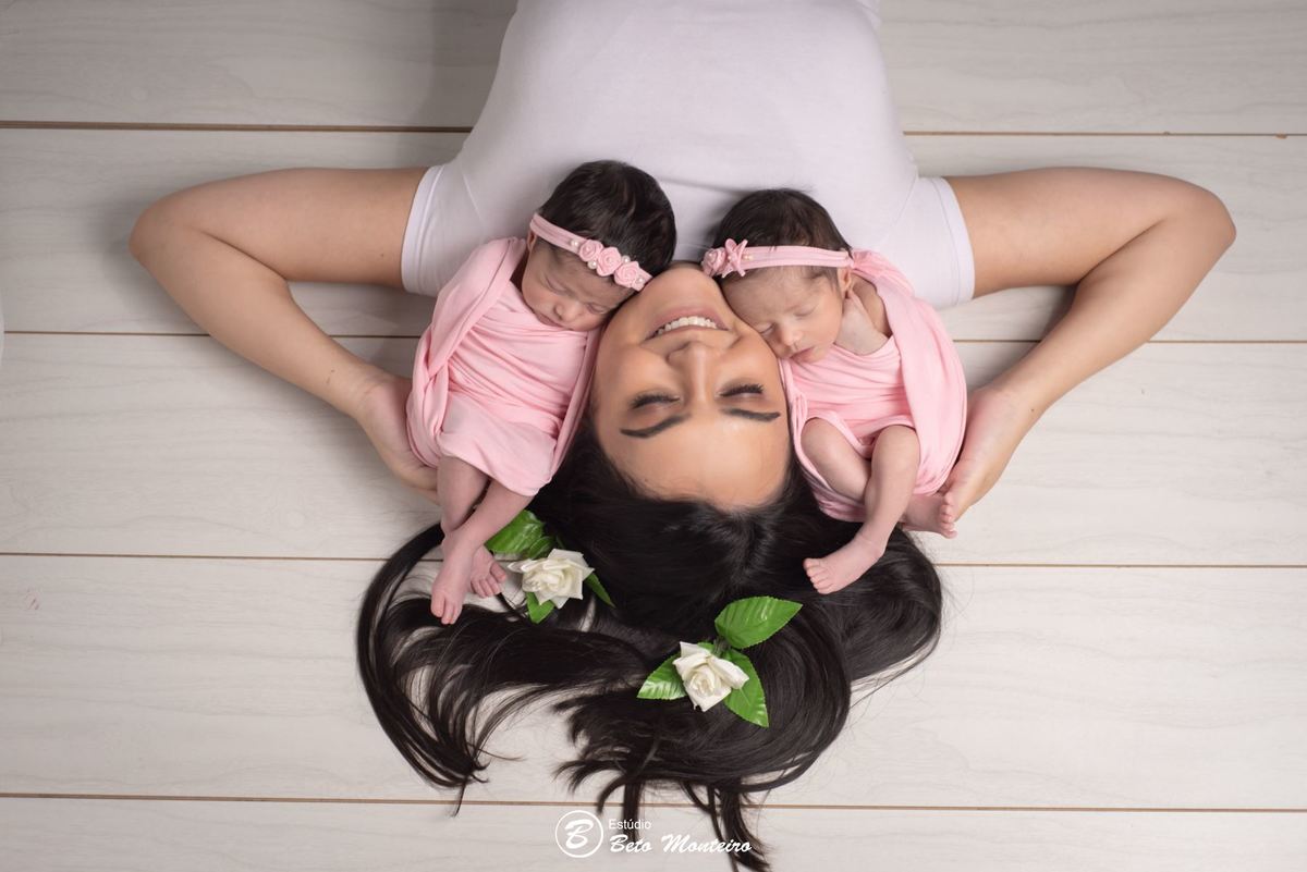 Newborn - newborn gêmeas - newborn menina - new born - Book fotográfico NewBorn - Book de fotos - Book NewBorn - Book de Recem Nascido - Book de Bebê - Estúdio Beto Monteiro - Curitiba