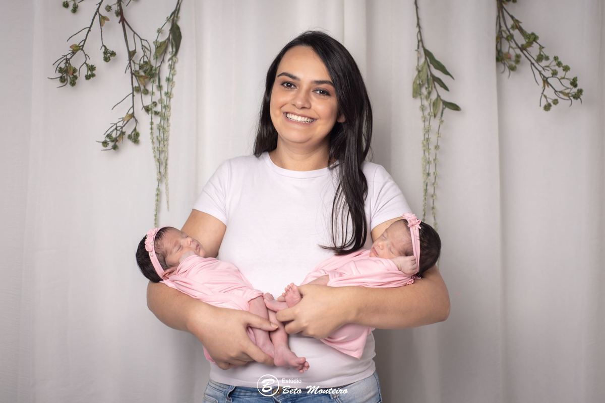 Newborn - newborn gêmeas - newborn menina - new born - Book fotográfico NewBorn - Book de fotos - Book NewBorn - Book de Recem Nascido - Book de Bebê - Estúdio Beto Monteiro - Curitiba