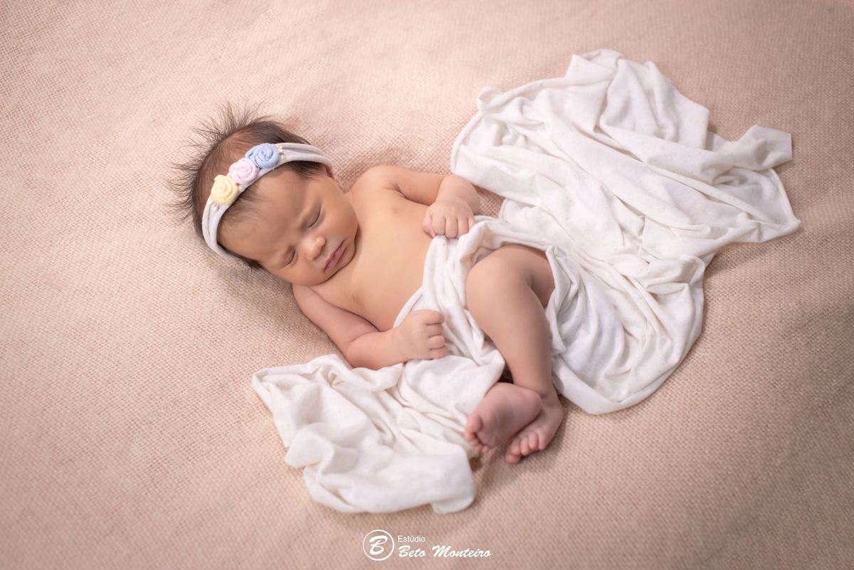 Newborn - newborn menina - new born - Book fotográfico NewBorn - Book de fotos - Book NewBorn - Book de Recem Nascido - Book de Bebê - Estúdio Beto Monteiro - Curitiba