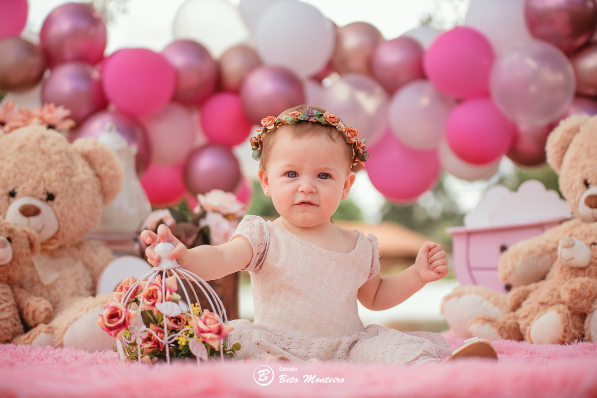 Book fotográfico Infantil - Book de fotos - Book de Criança - Book de Bebê - Book Menina - Book Menino - Book 1 ano - Estúdio Beto Monteiro - Curitiba - smash the cake - Sarah - ursinho rosa - chácara sentinela - smash the cake externo