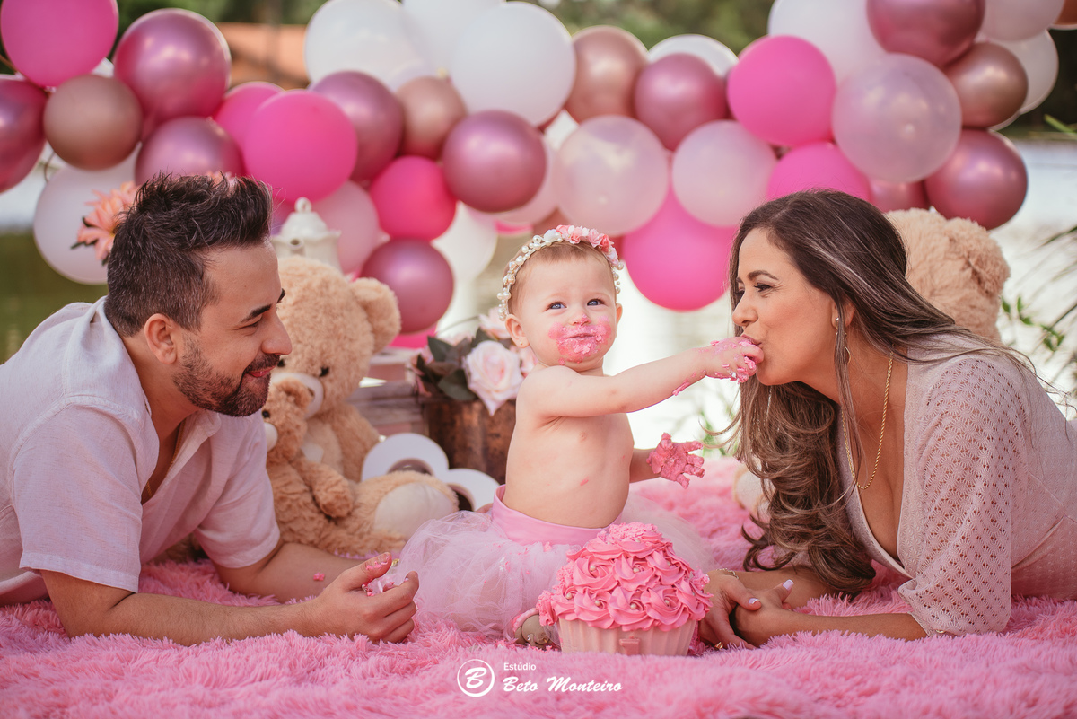 Book fotográfico Infantil - Book de fotos - Book de Criança - Book de Bebê - Book Menina - Book Menino - Book 1 ano - Estúdio Beto Monteiro - Curitiba - smash the cake - Sarah - ursinho rosa - chácara sentinela - smash the cake externo