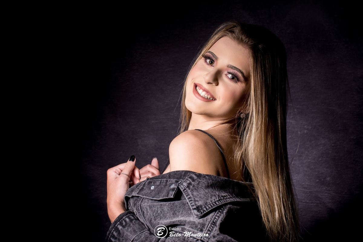 Aniversário de 15 anos - Foto e Filmagem - Debutante - Estúdio Beto Monteiro - Curitiba - fotografo de 15 anos - sessao de fotos - book de fotos - book de 15 anos - book de 15 anos em estúdio - fotografo - juliane - book dos 15 - estúdio - fotógrafa