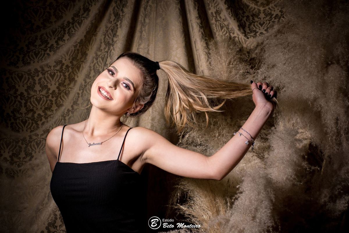Aniversário de 15 anos - Foto e Filmagem - Debutante - Estúdio Beto Monteiro - Curitiba - fotografo de 15 anos - sessao de fotos - book de fotos - book de 15 anos - book de 15 anos em estúdio - fotografo - juliane - book dos 15 - estúdio - fotógrafa