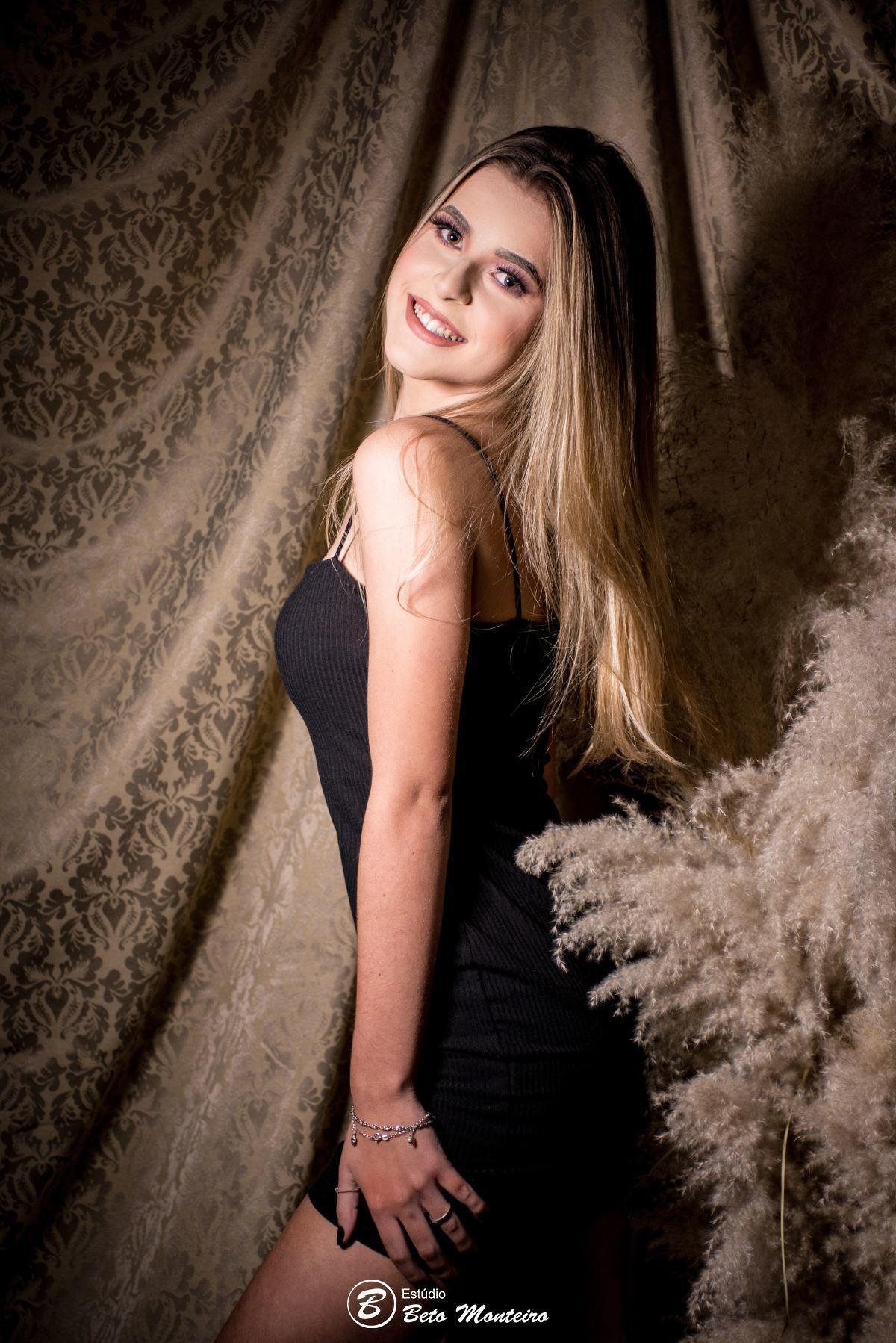 Aniversário de 15 anos - Foto e Filmagem - Debutante - Estúdio Beto Monteiro - Curitiba - fotografo de 15 anos - sessao de fotos - book de fotos - book de 15 anos - book de 15 anos em estúdio - fotografo - juliane - book dos 15 - estúdio - fotógrafa