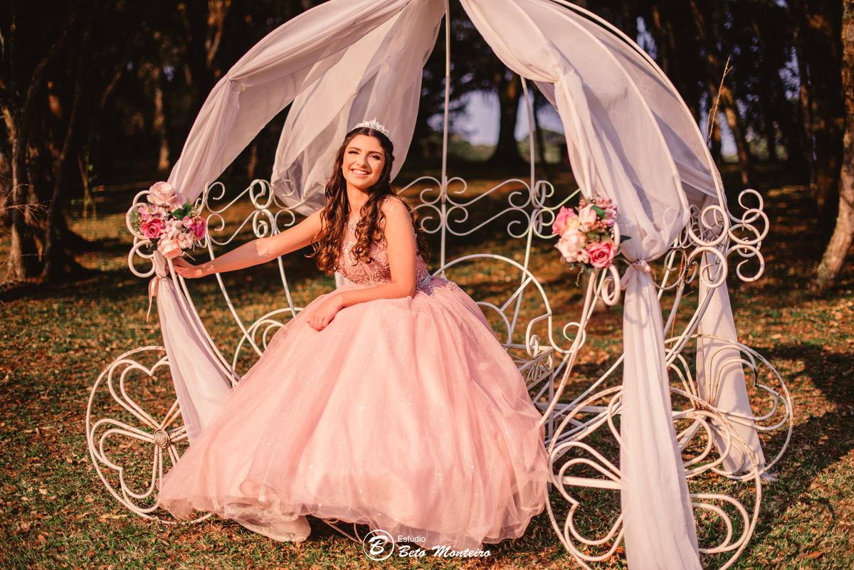 Aniversário de 15 anos - Foto e Filmagem - Debutante - Estúdio Beto Monteiro - Curitiba - fotografo de 15 anos - fotógrafa - sessao de fotos - book de fotos - book de 15 anos - fotografo - chacara ienkot - vestido - júlia - júlia gomes - julia caracanha