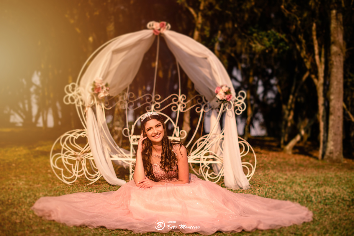 Aniversário de 15 anos - Foto e Filmagem - Debutante - Estúdio Beto Monteiro - Curitiba - fotografo de 15 anos - fotógrafa - sessao de fotos - book de fotos - book de 15 anos - fotografo - chacara ienkot - vestido - júlia - júlia gomes - julia caracanha