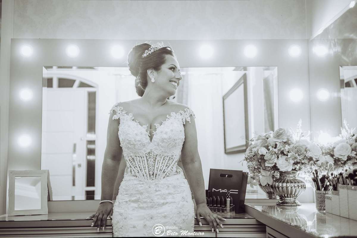 bmw - noivo - priscilla e denis - Noiva olhando para buque - Casamento noturno - Casamento - Wedding - Pré-Casamento - Cobertura de casamento -  filmagem de casamento Curitiba - Pré-Wedding - fotógrafo de casamento Curitiba - Estúdio Beto Monteiro