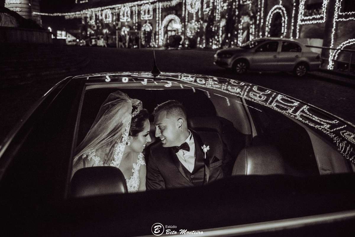 bmw - noivo - priscilla e denis - Noiva olhando para buque - Casamento noturno - Casamento - Wedding - Pré-Casamento - Cobertura de casamento -  filmagem de casamento Curitiba - Pré-Wedding - fotógrafo de casamento Curitiba - Estúdio Beto Monteiro