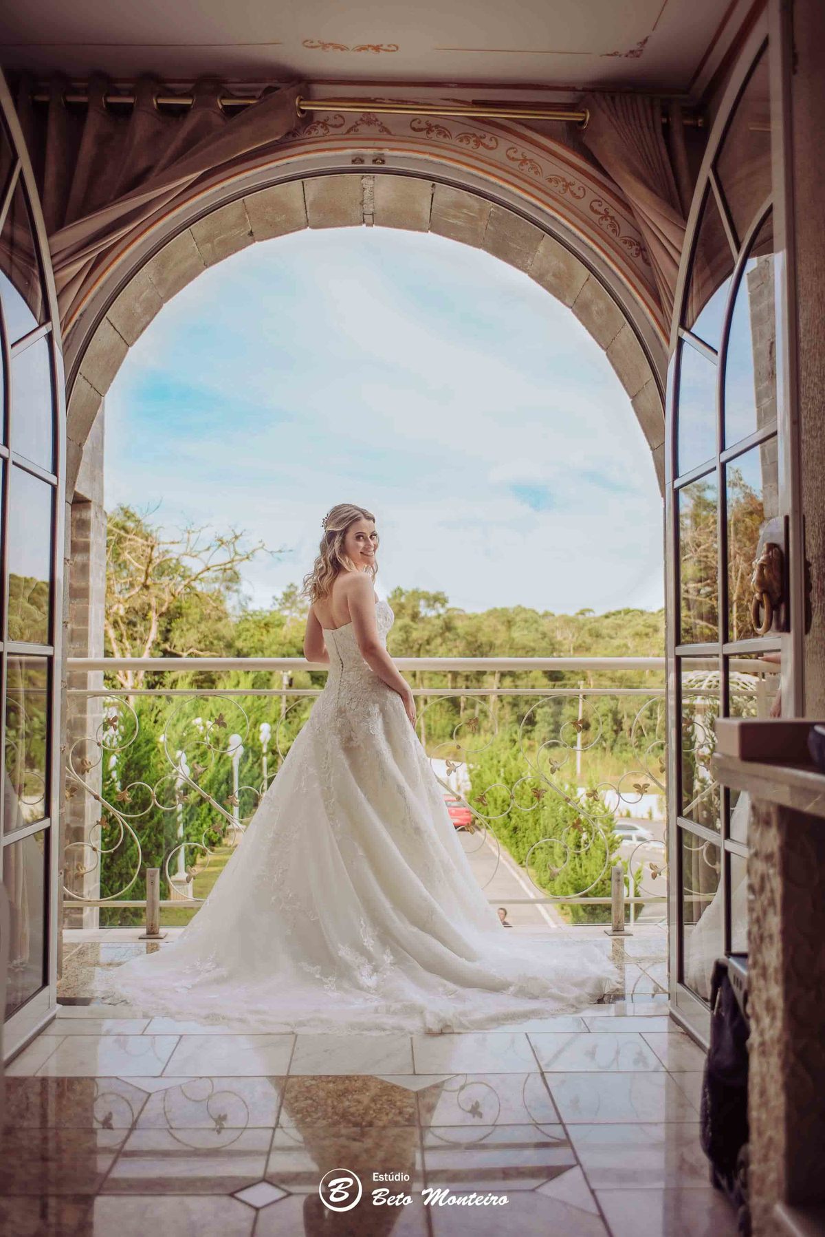 Noivos no Castello Reale - Véu voando- Casamento - Wedding - Pré-Casamento - Cobertura de casamento -  filmagem de casamento Curitiba - Pré-Wedding - fotógrafo de casamento Curitiba - Estúdio Beto Monteiro castello reale