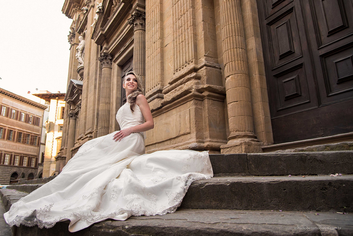 noiva sentada na italia fundo europeu florença - Casamento - Wedding - Pré-Casamento - Cobertura de casamento -  filmagem de casamento Curitiba - Pré-Wedding - fotógrafo de casamento Curitiba - Estúdio Beto Monteiro