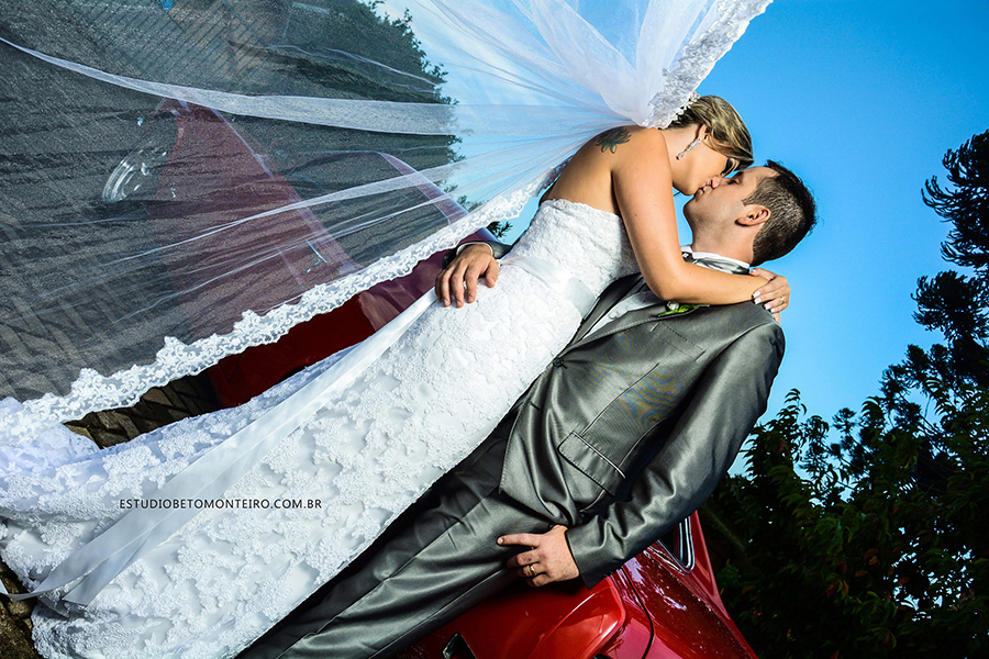 Noiva olhando para buque - Casamento noturno - Casamento - Wedding - Pré-Casamento - Cobertura de casamento -  filmagem de casamento Curitiba - Pré-Wedding - fotógrafo de casamento Curitiba - Estúdio Beto Monteiro