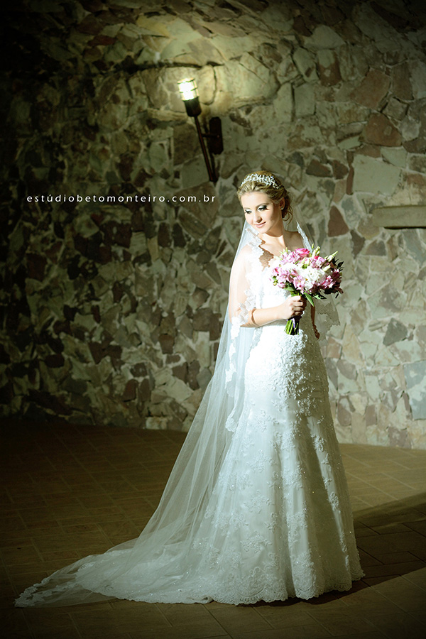 Noiva olhando para buque - Casamento noturno - Casamento - Wedding - Pré-Casamento - Cobertura de casamento -  filmagem de casamento Curitiba - Pré-Wedding - fotógrafo de casamento Curitiba - Estúdio Beto Monteiro