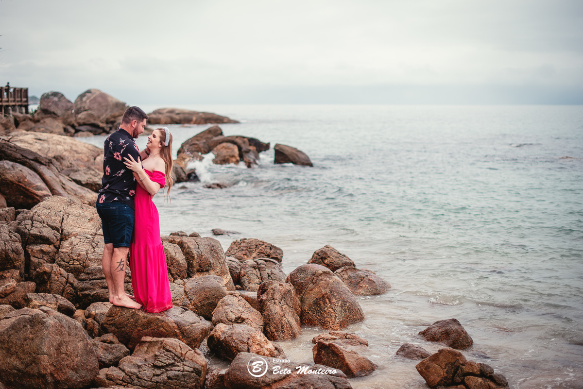 fotografo de casamento - videos de casamento - filmagem - casamento - cinegrafista - filmmaker - wedding - produtora - curitiba - estudio beto monteiro - casal - pre wedding - camila e toni - bombinhas - pet - cachorrinho - praia  - mar - vestido vermelho