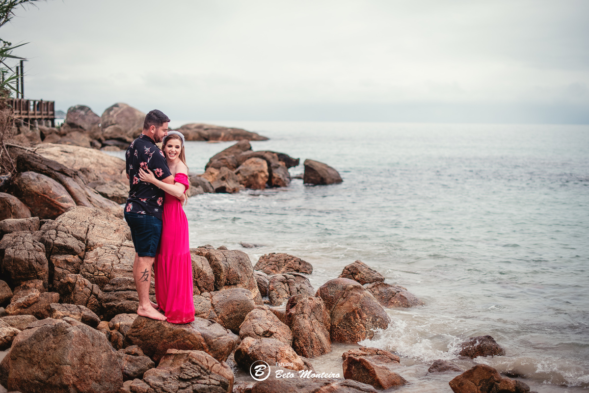 fotografo de casamento - videos de casamento - filmagem - casamento - cinegrafista - filmmaker - wedding - produtora - curitiba - estudio beto monteiro - casal - pre wedding - camila e toni - bombinhas - pet - cachorrinho - praia  - mar - vestido vermelho