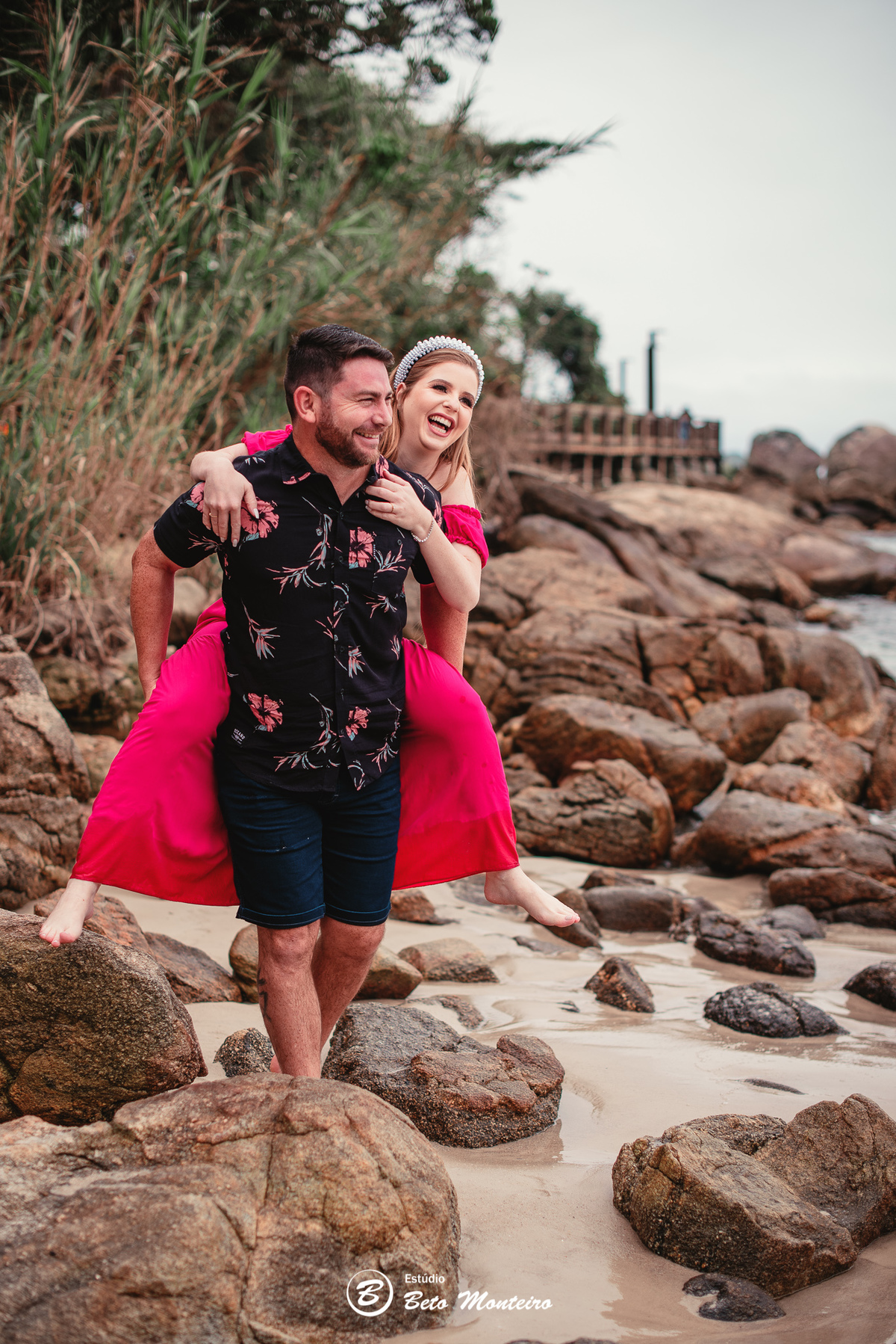 fotografo de casamento - videos de casamento - filmagem - casamento - cinegrafista - filmmaker - wedding - produtora - curitiba - estudio beto monteiro - casal - pre wedding - camila e toni - bombinhas - pet - cachorrinho - praia  - mar - vestido vermelho