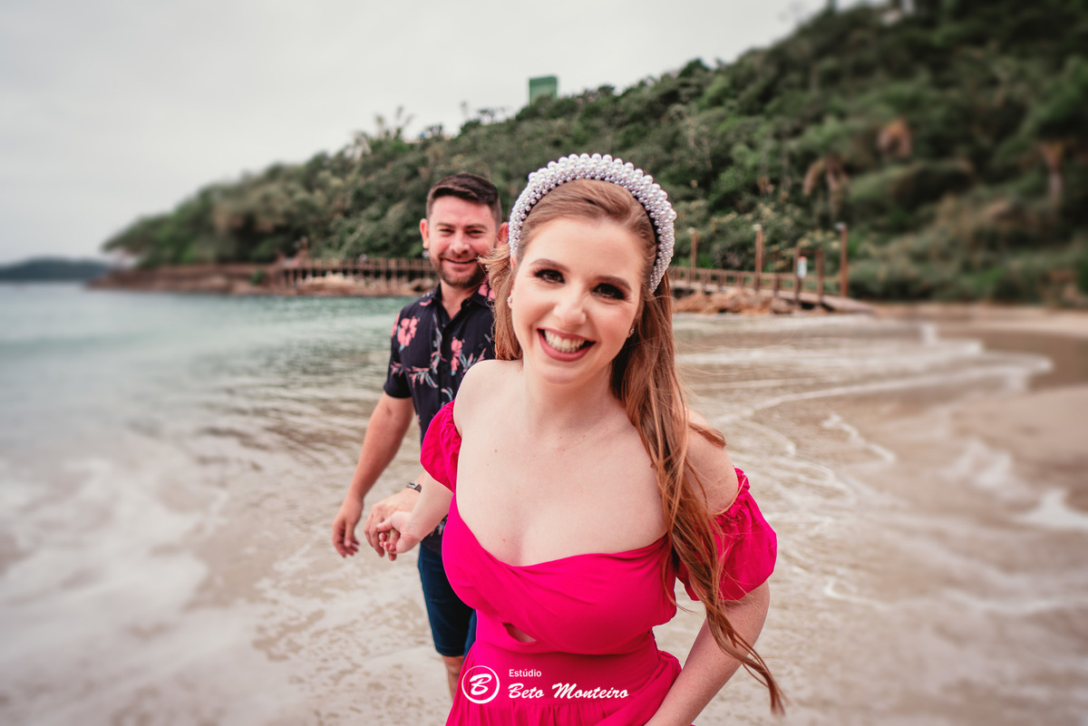 fotografo de casamento - videos de casamento - filmagem - casamento - cinegrafista - filmmaker - wedding - produtora - curitiba - estudio beto monteiro - casal - pre wedding - camila e toni - bombinhas - pet - cachorrinho - praia  - mar - vestido vermelho