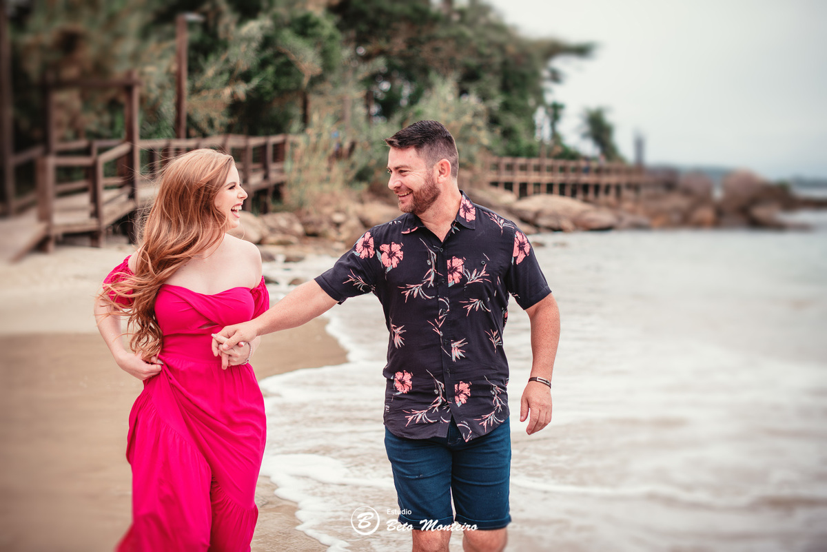 fotografo de casamento - videos de casamento - filmagem - casamento - cinegrafista - filmmaker - wedding - produtora - curitiba - estudio beto monteiro - casal - pre wedding - camila e toni - bombinhas - pet - cachorrinho - praia  - mar - vestido vermelho