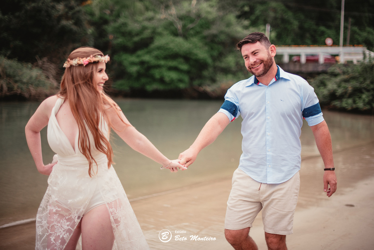 fotografo de casamento - videos de casamento - filmagem - casamento - cinegrafista - filmmaker - wedding - produtora - curitiba - estudio beto monteiro - casal - pre wedding - camila e toni - bombinhas - pet - cachorrinho - praia  - mar - vestido branco