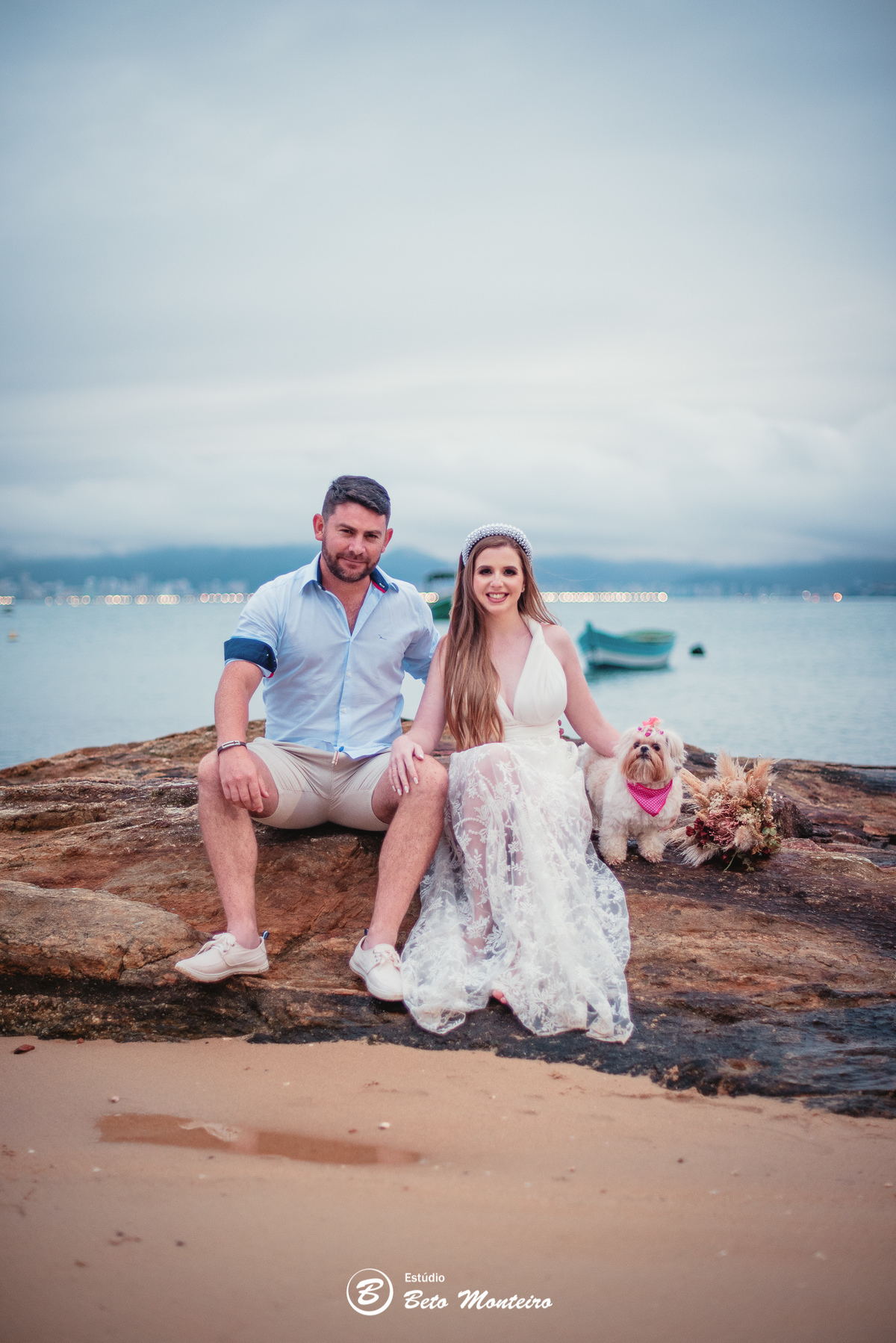 fotografo de casamento - videos de casamento - filmagem - casamento - cinegrafista - filmmaker - wedding - produtora - curitiba - estudio beto monteiro - casal - pre wedding - camila e toni - bombinhas - pet - cachorrinho - praia  - mar - vestido branco