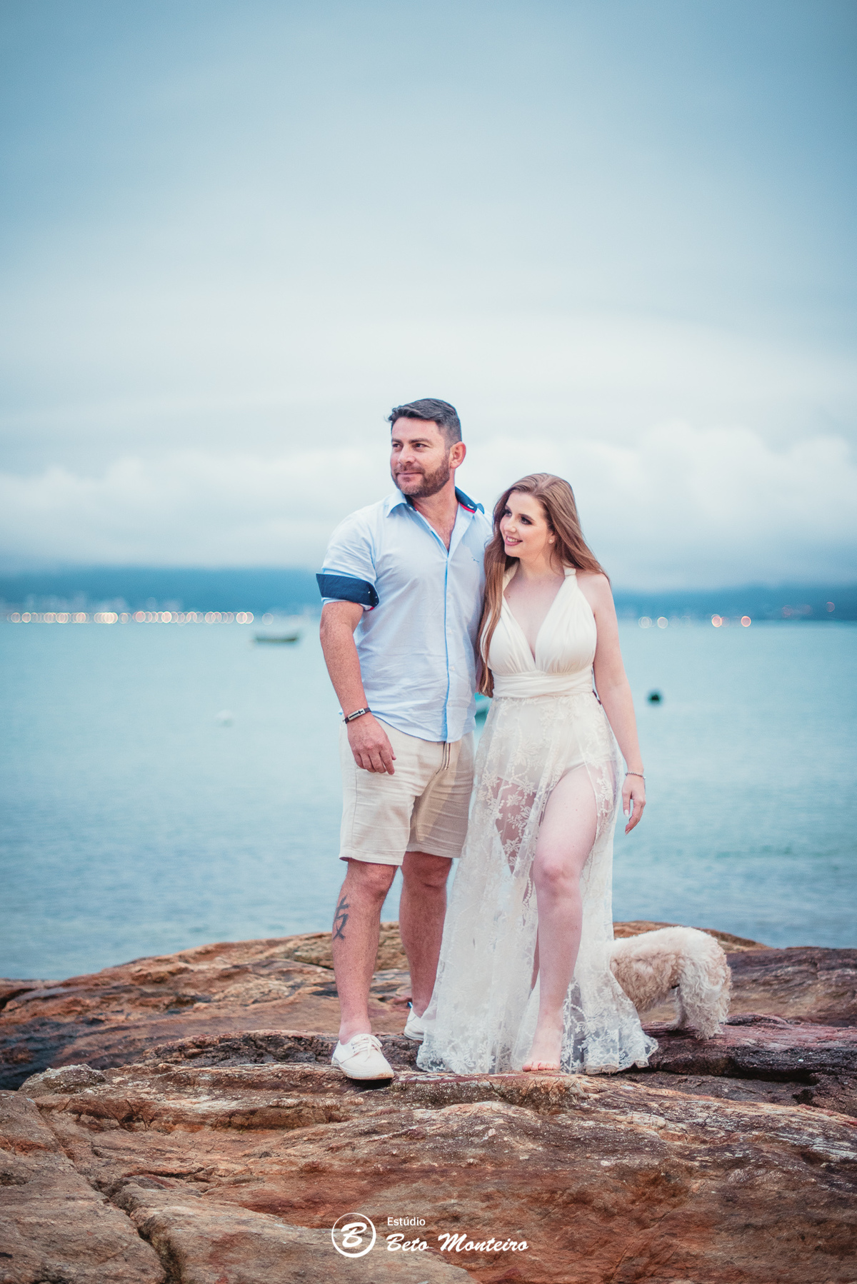 fotografo de casamento - videos de casamento - filmagem - casamento - cinegrafista - filmmaker - wedding - produtora - curitiba - estudio beto monteiro - casal - pre wedding - camila e toni - bombinhas - pet - cachorrinho - praia  - mar - vestido branco