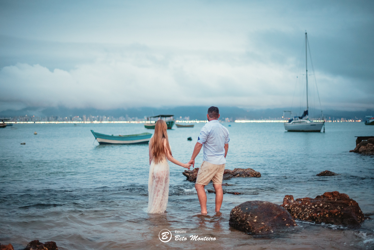 fotografo de casamento - videos de casamento - filmagem - casamento - cinegrafista - filmmaker - wedding - produtora - curitiba - estudio beto monteiro - casal - pre wedding - camila e toni - bombinhas - pet - cachorrinho - praia  - mar - vestido branco