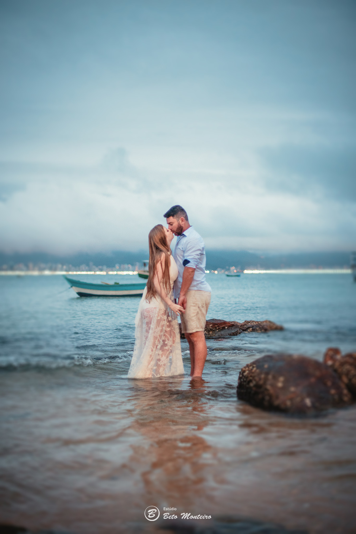 fotografo de casamento - videos de casamento - filmagem - casamento - cinegrafista - filmmaker - wedding - produtora - curitiba - estudio beto monteiro - casal - pre wedding - camila e toni - bombinhas - pet - cachorrinho - praia  - mar - vestido branco