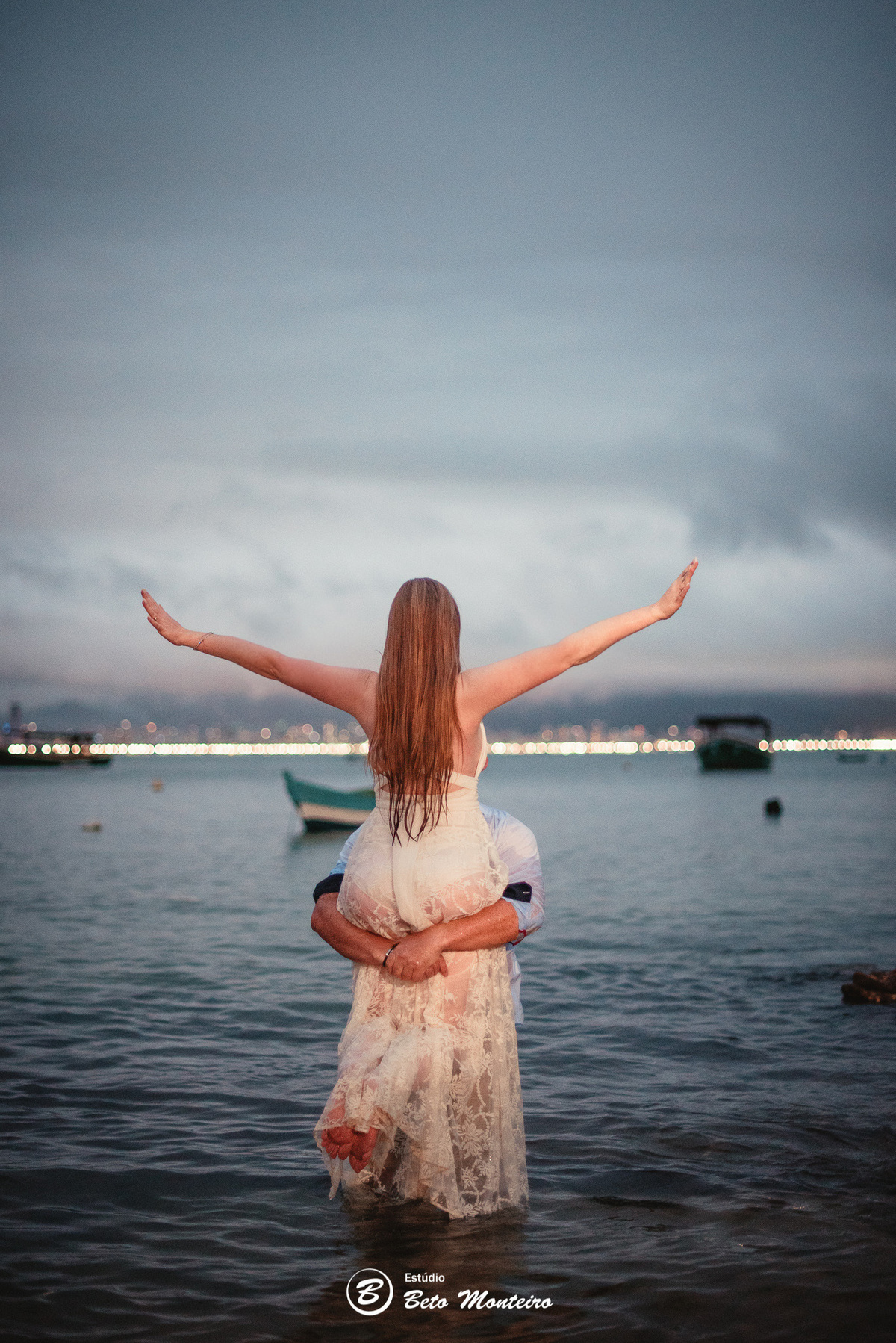 fotografo de casamento - videos de casamento - filmagem - casamento - cinegrafista - filmmaker - wedding - produtora - curitiba - estudio beto monteiro - casal - pre wedding - camila e toni - bombinhas - pet - cachorrinho - praia  - mar - vestido branco